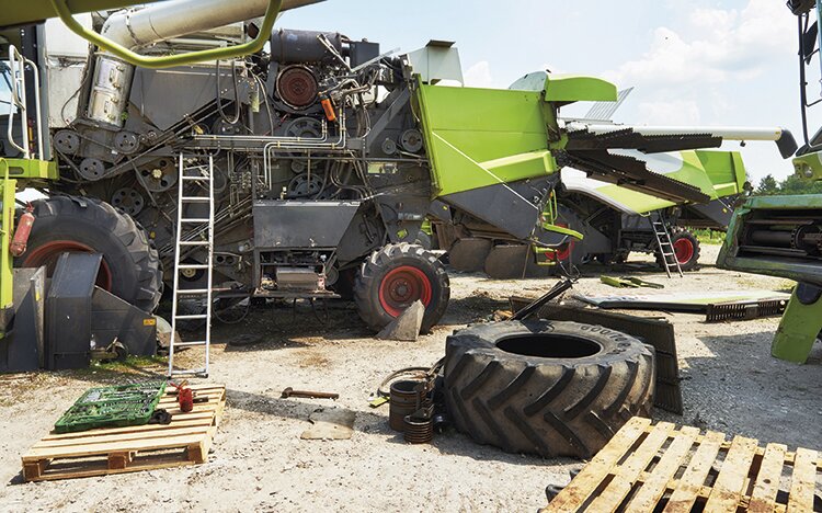 Сельхозтехника встала на паузу